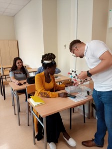 Letni program TABMED (Torun and Bydgoszcz Medical Summer Program) w Katedrze Chemii Organicznej, realizowany przez zagranicznych studentów kierunku farmacja . Kliknij, aby powiększyć zdjęcie.